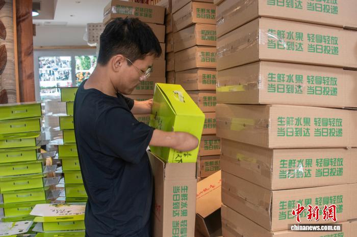 重庆无手青年“云端”逐梦 用坚韧书写“脆李人生”