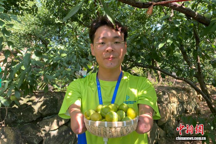 重庆无手青年“云端”逐梦 用坚韧书写“脆李人生”