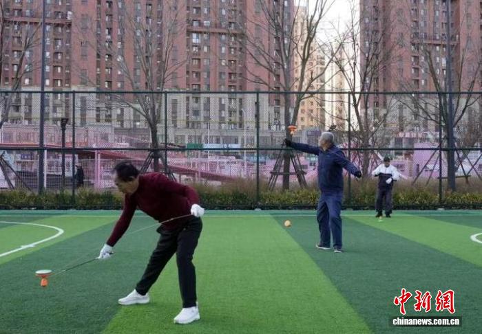 银发族掀起空竹健身热 千年运动焕发新生机