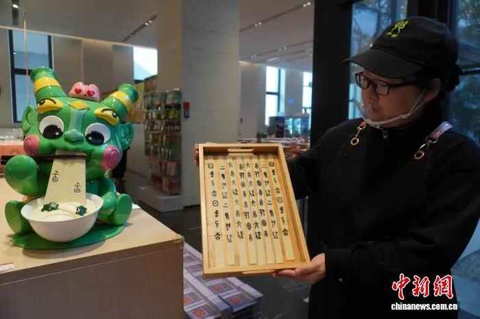 安阳殷墟:“甲骨文面条”走红 游客吃面“沾福气”