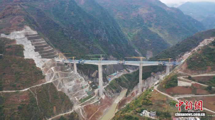 渝昆高铁洛泽河特大桥合龙