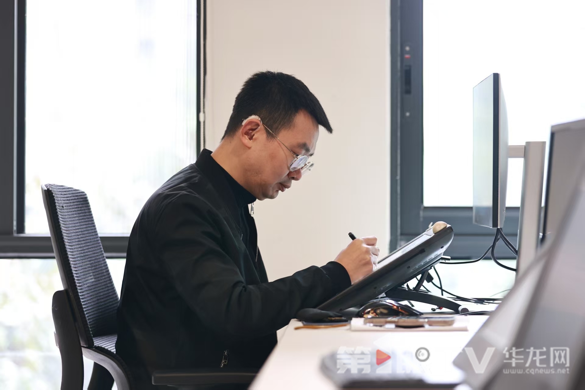 听力障碍挡不住逐梦路 重庆画家莫庭摘得直播大赛金奖