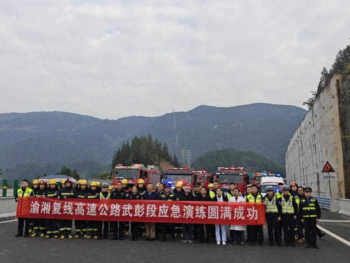 渝湘复线高速全线贯通 重庆交通执法保驾护航