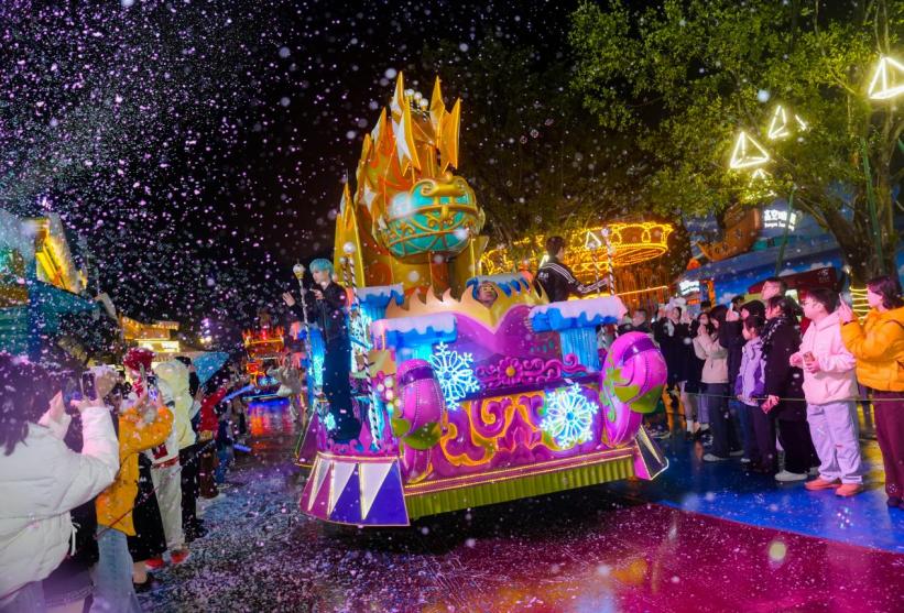 重庆欢乐谷闪耀欢禧节冰雪跨年季启幕 千架无人机与摩天轮联动迎跨年