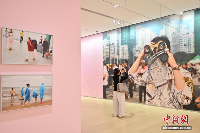 广东深圳：“马丁·帕尔：简明扼要”摄影展吸引参观者