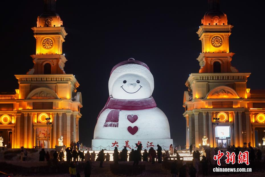 哈尔滨“网红大雪人”点亮冬夜
