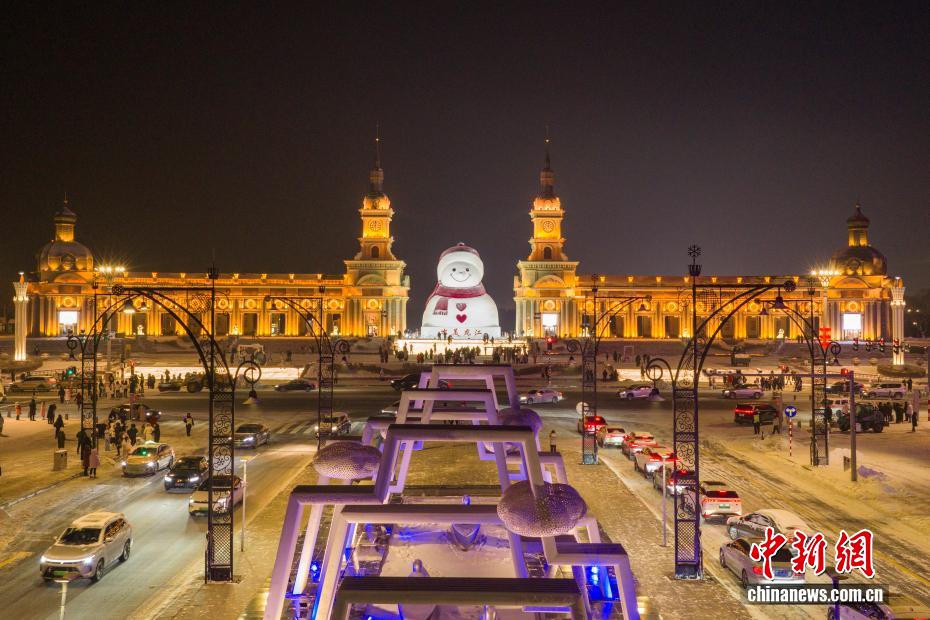 哈尔滨“网红大雪人”点亮冬夜