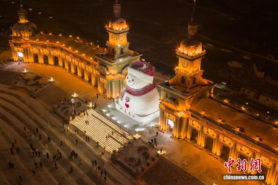哈尔滨“网红大雪人”点亮冬夜