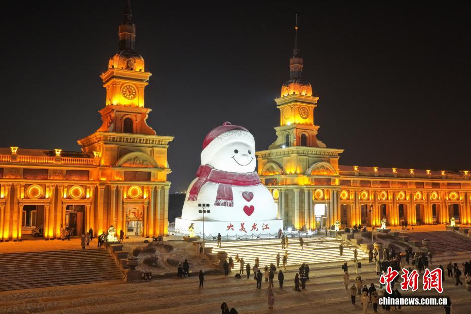 哈尔滨“网红大雪人”点亮冬夜