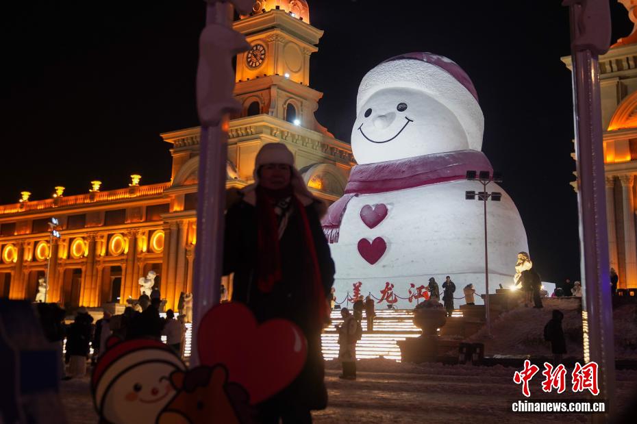 哈尔滨“网红大雪人”点亮冬夜