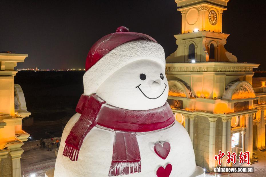 哈尔滨“网红大雪人”点亮冬夜