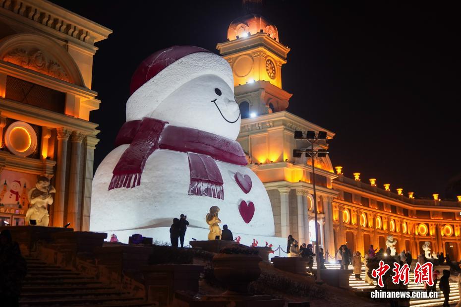 哈尔滨“网红大雪人”点亮冬夜