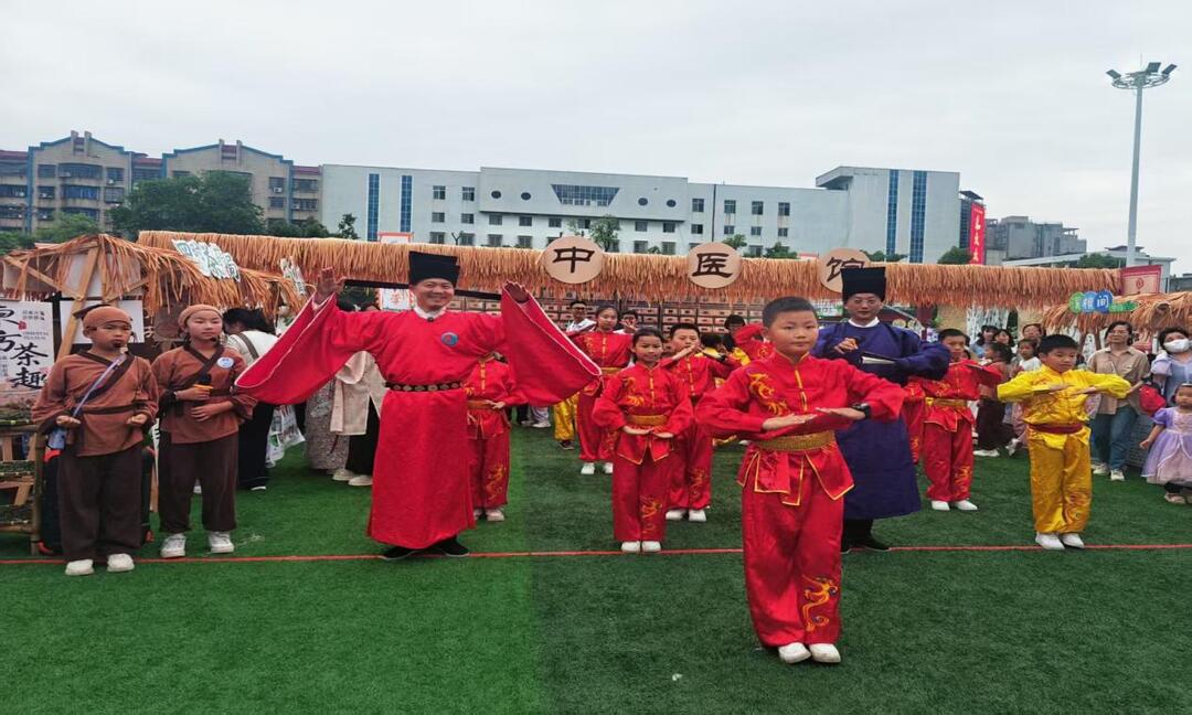 方寸地孕育大文章：白杨坡小学“中医药进校园”劳动教育的德育实践