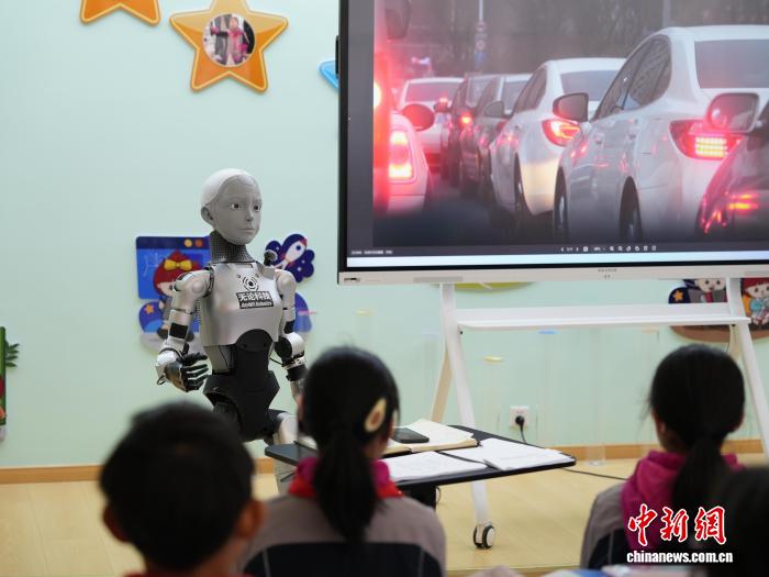课堂新搭档教育机器人“小安老师”合肥开课