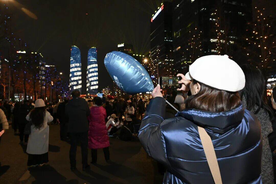 “成都 为你点亮”!12万余人在交子大道跨年 图片