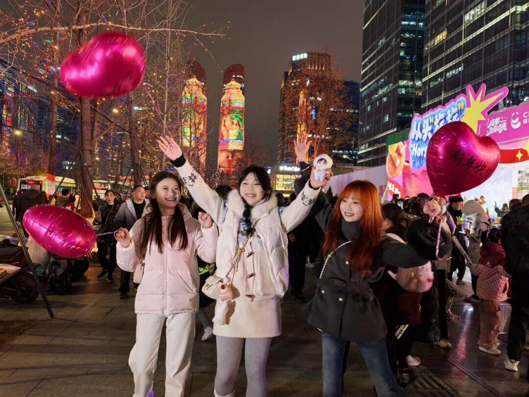 “成都 为你点亮”!12万余人在交子大道跨年 图片