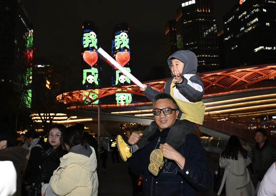 “成都 为你点亮”!12万余人在交子大道跨年 图片