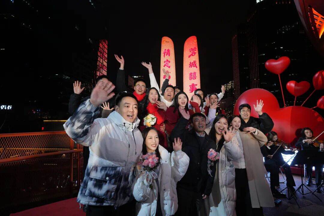 “成都 为你点亮”!12万余人在交子大道跨年 图片