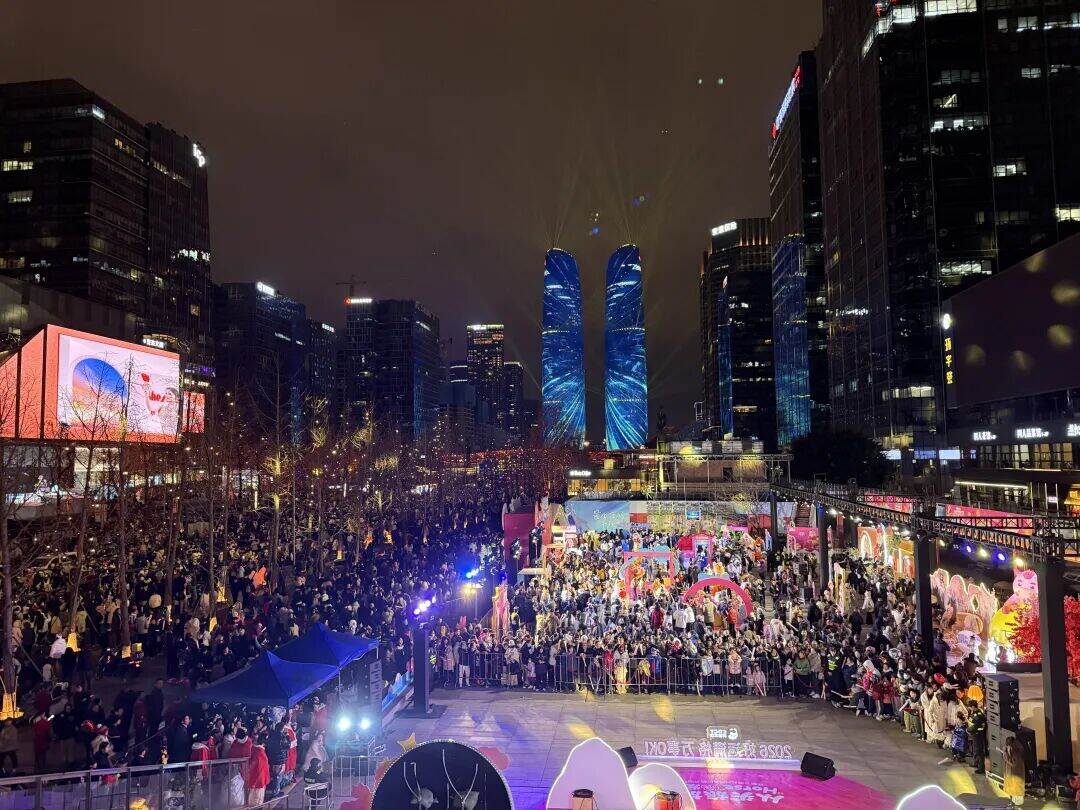 “成都 为你点亮”!12万余人在交子大道跨年 图片