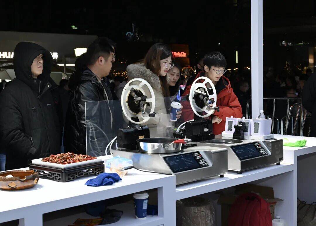 “成都 为你点亮”!12万余人在交子大道跨年 图片