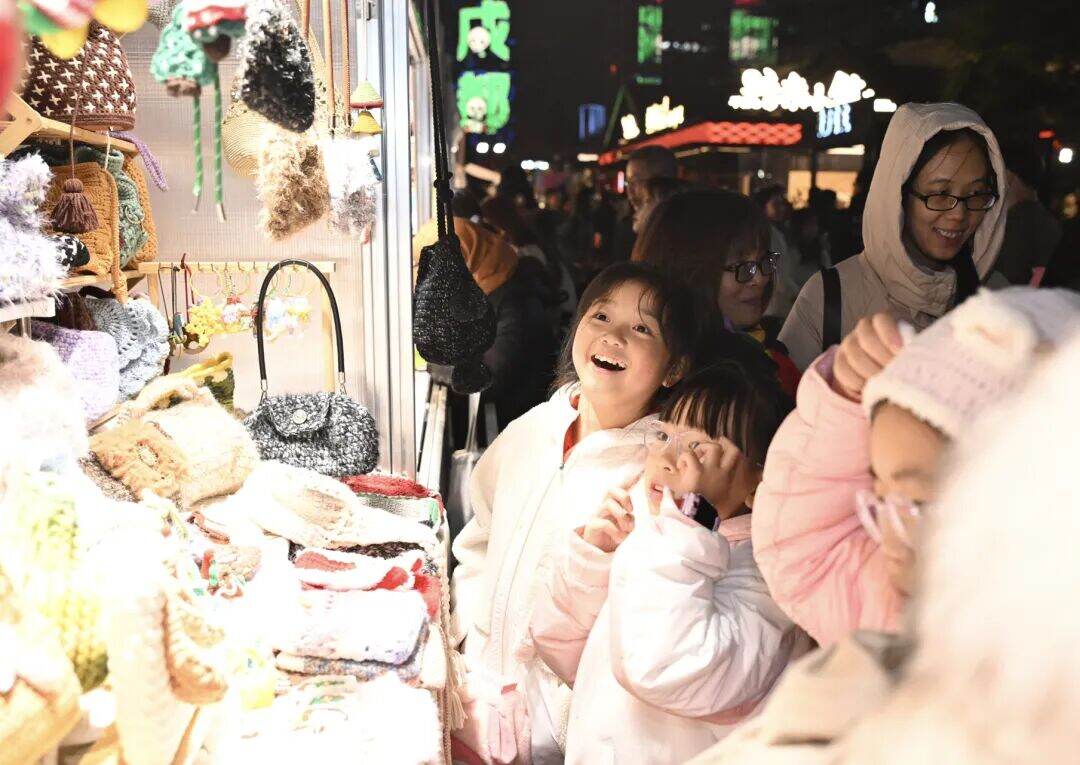 “成都 为你点亮”!12万余人在交子大道跨年 图片