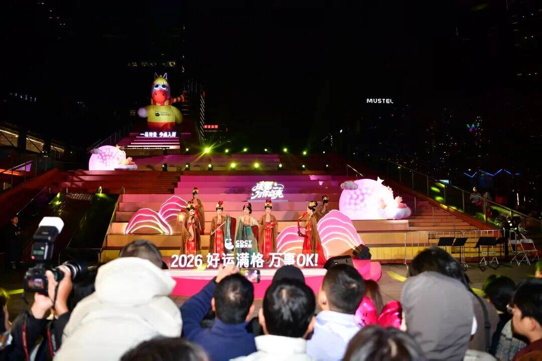 “成都 为你点亮”!12万余人在交子大道跨年 图片