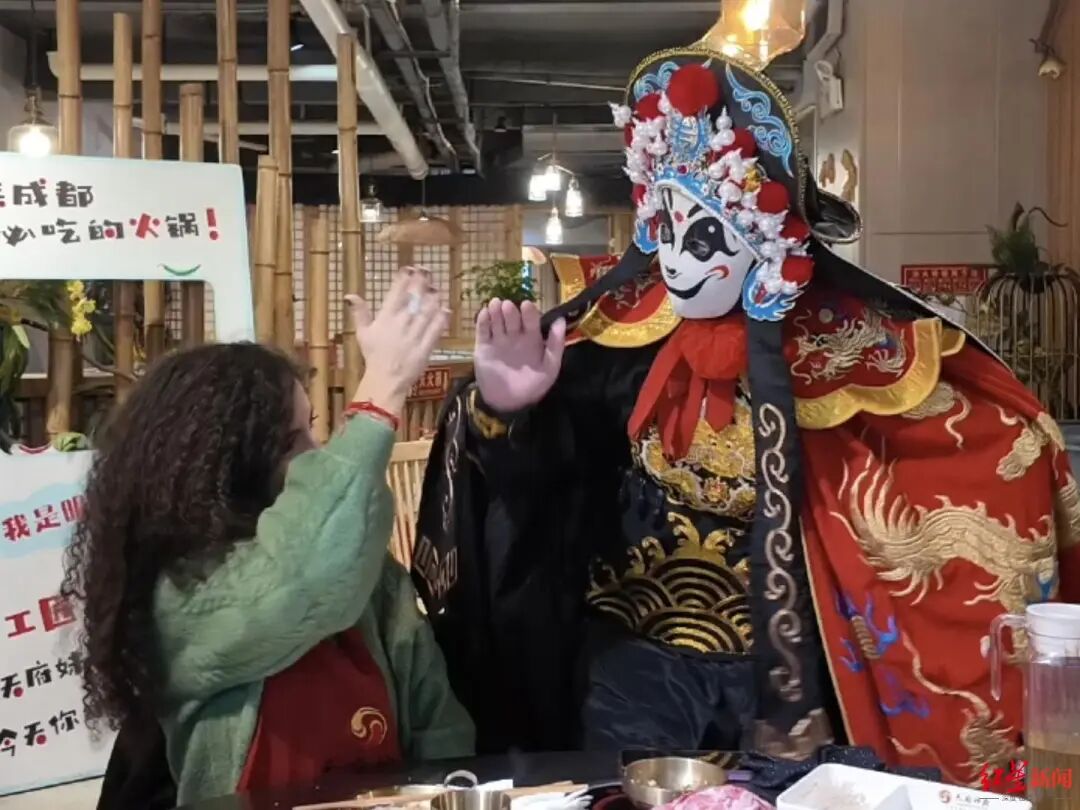 “一定会再来!”新年第一波外国游客被成都“圈粉”