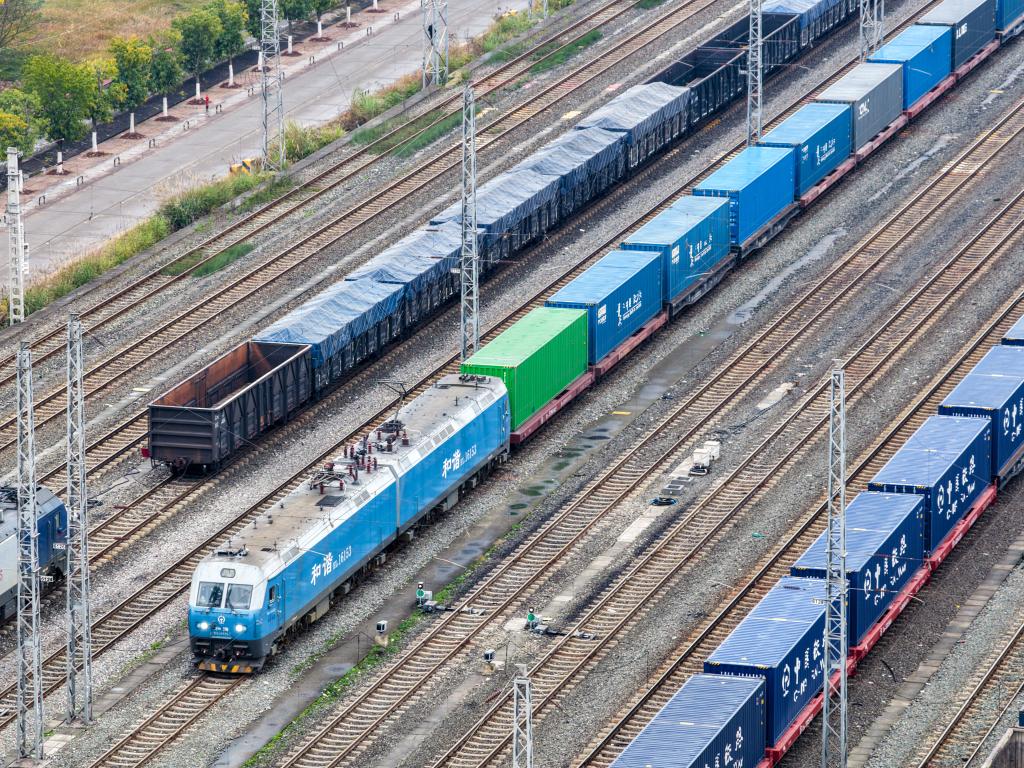 西南地区新年首趟中欧班列在渝发车