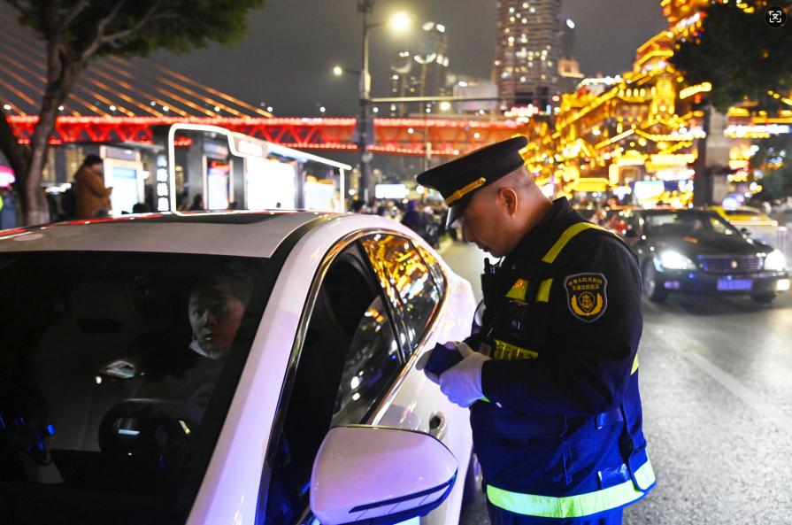 重庆交通执法部门多措并举保障元旦假期运输安全畅通