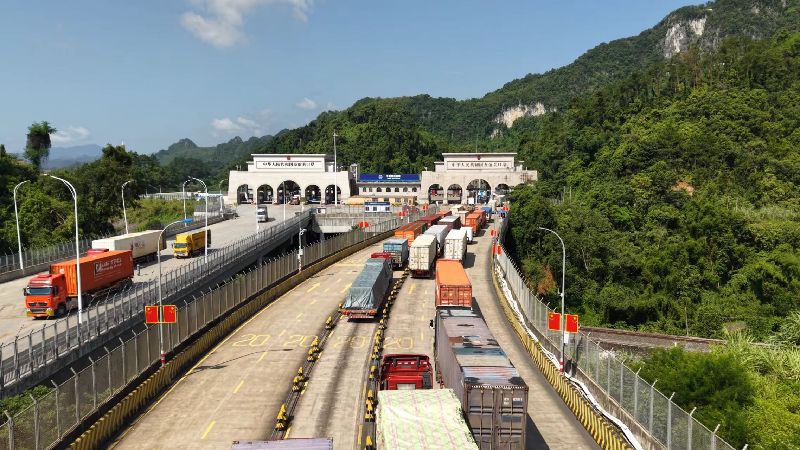 广西友谊关:外籍司乘人员及车辆可享边检快捷通关 广西友谊关:外籍司乘人员及车辆可享边检快捷通关