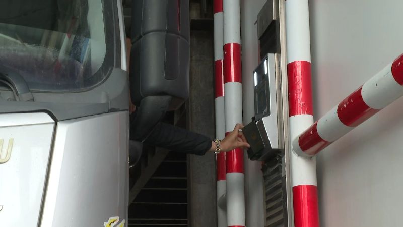 广西友谊关:外籍司乘人员及车辆可享边检快捷通关 广西友谊关:外籍司乘人员及车辆可享边检快捷通关