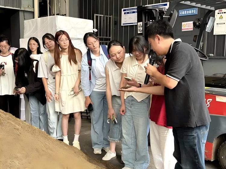 “园中校”实景赋能产教融合 重庆职校学子实现“学得会、用得上”