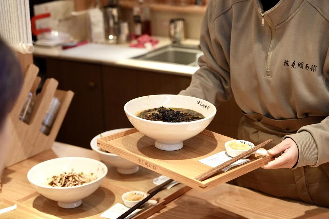 “陈克明面馆”全国首店于长沙盛大开业,以非遗手延面重塑东方面馆美学 “陈克明面馆”全国首店于长沙盛大开业,以非遗手延面重塑东方面馆美学