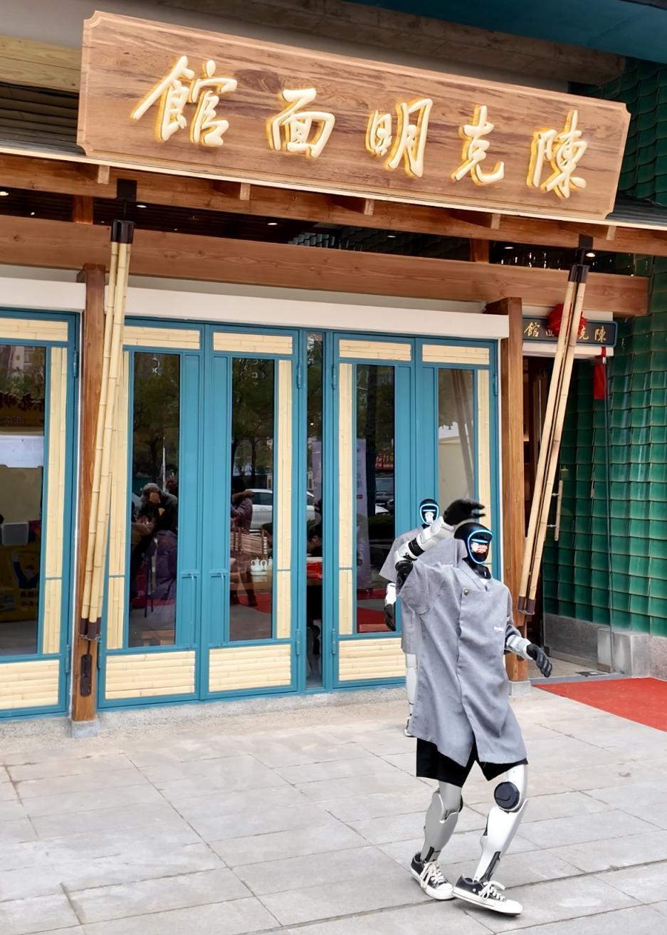 “陈克明面馆”全国首店于长沙盛大开业,以非遗手延面重塑东方面馆美学 “陈克明面馆”全国首店于长沙盛大开业,以非遗手延面重塑东方面馆美学