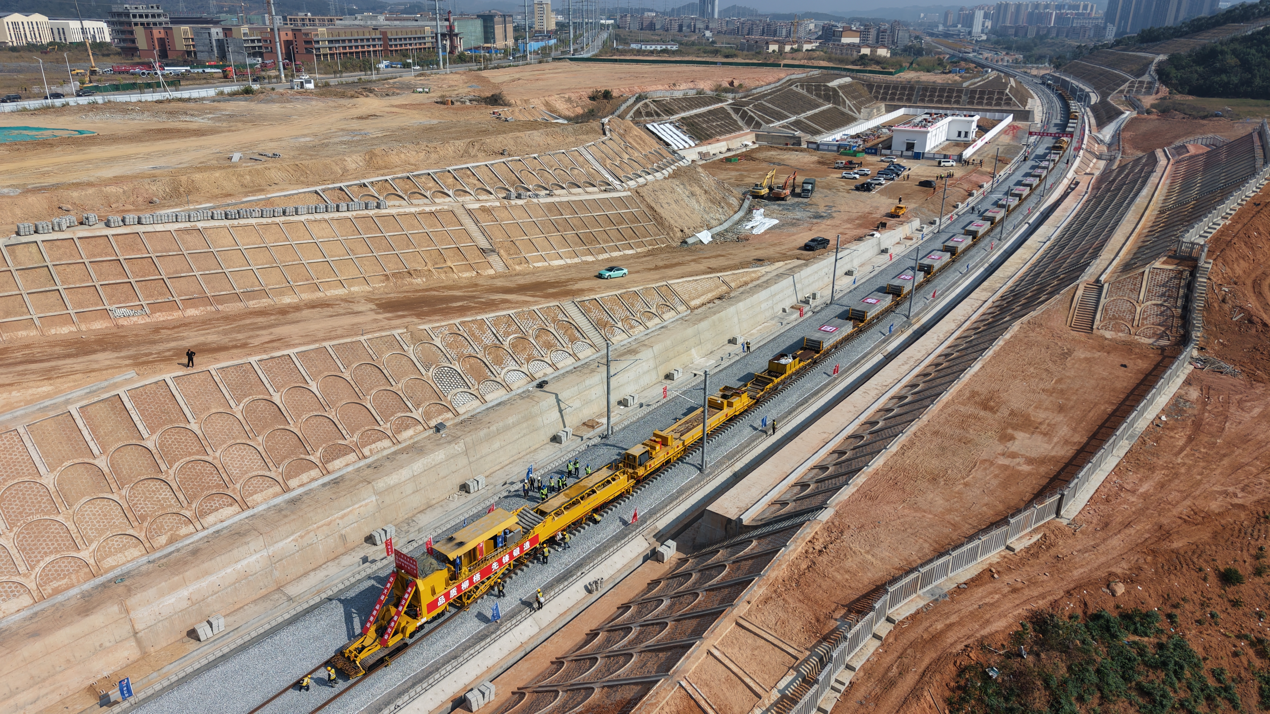 广西柳梧铁路进入全线铺轨阶段 广西柳梧铁路进入全线铺轨阶段