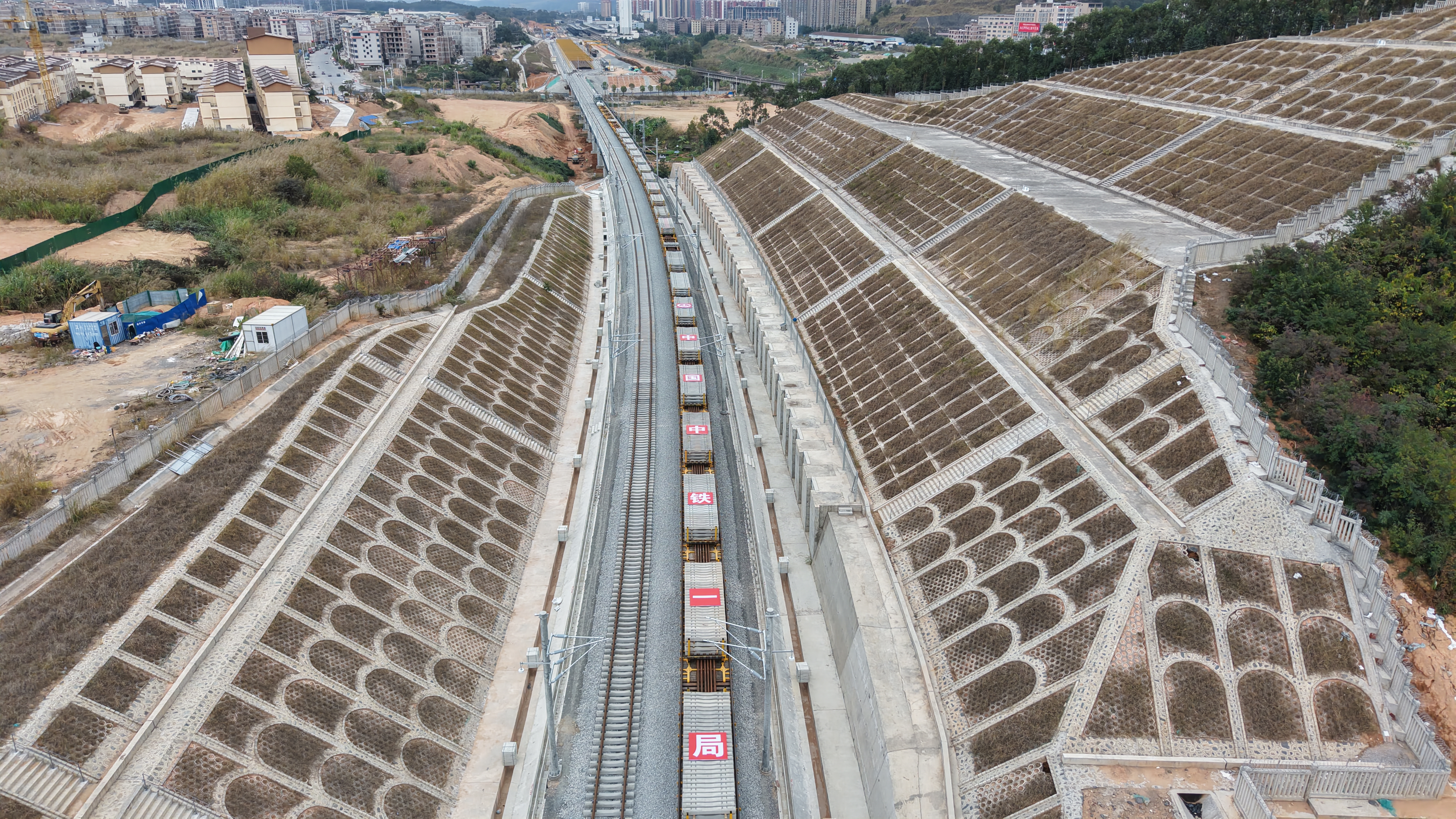 广西柳梧铁路进入全线铺轨阶段 广西柳梧铁路进入全线铺轨阶段