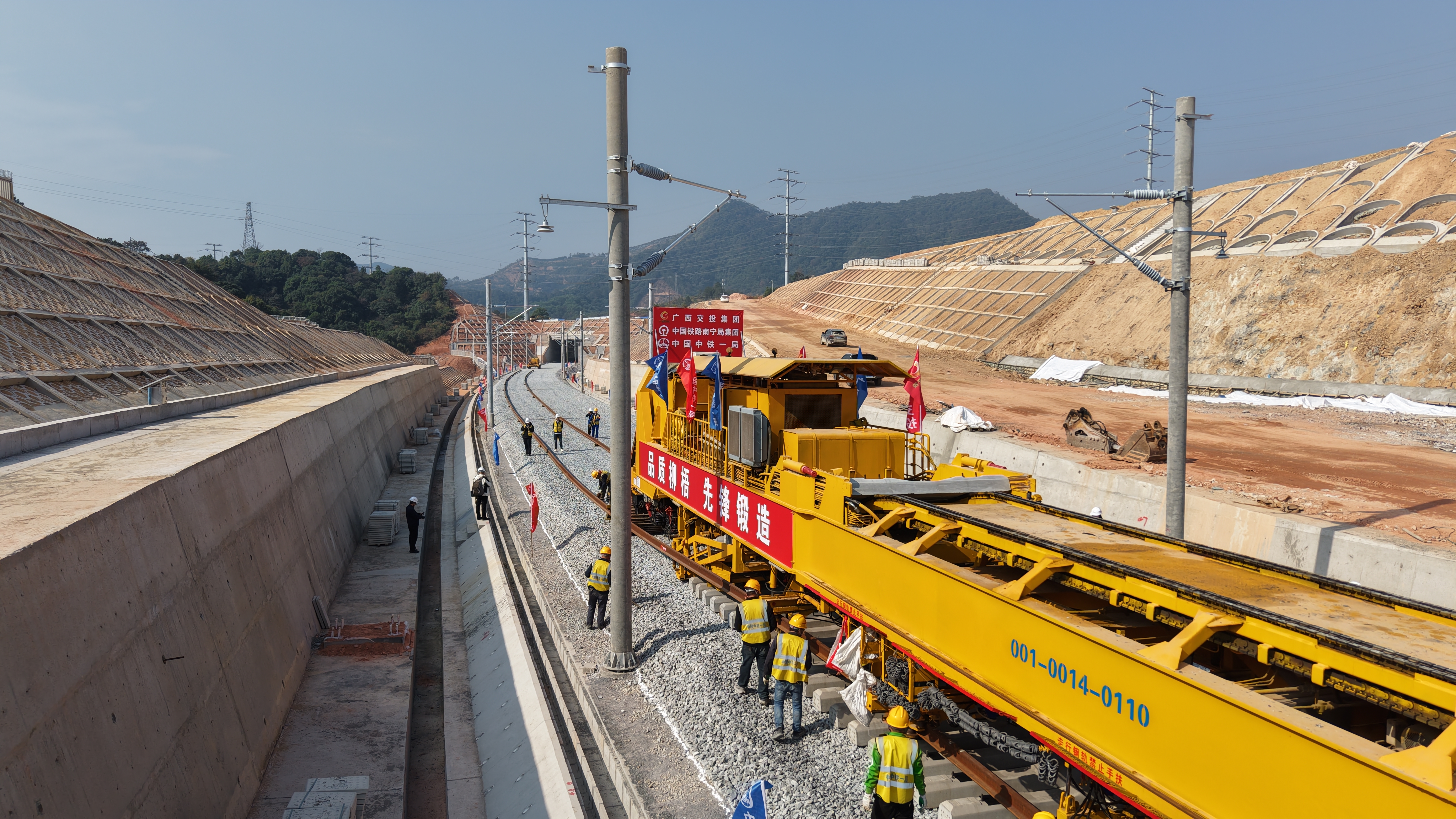广西柳梧铁路进入全线铺轨阶段 广西柳梧铁路进入全线铺轨阶段