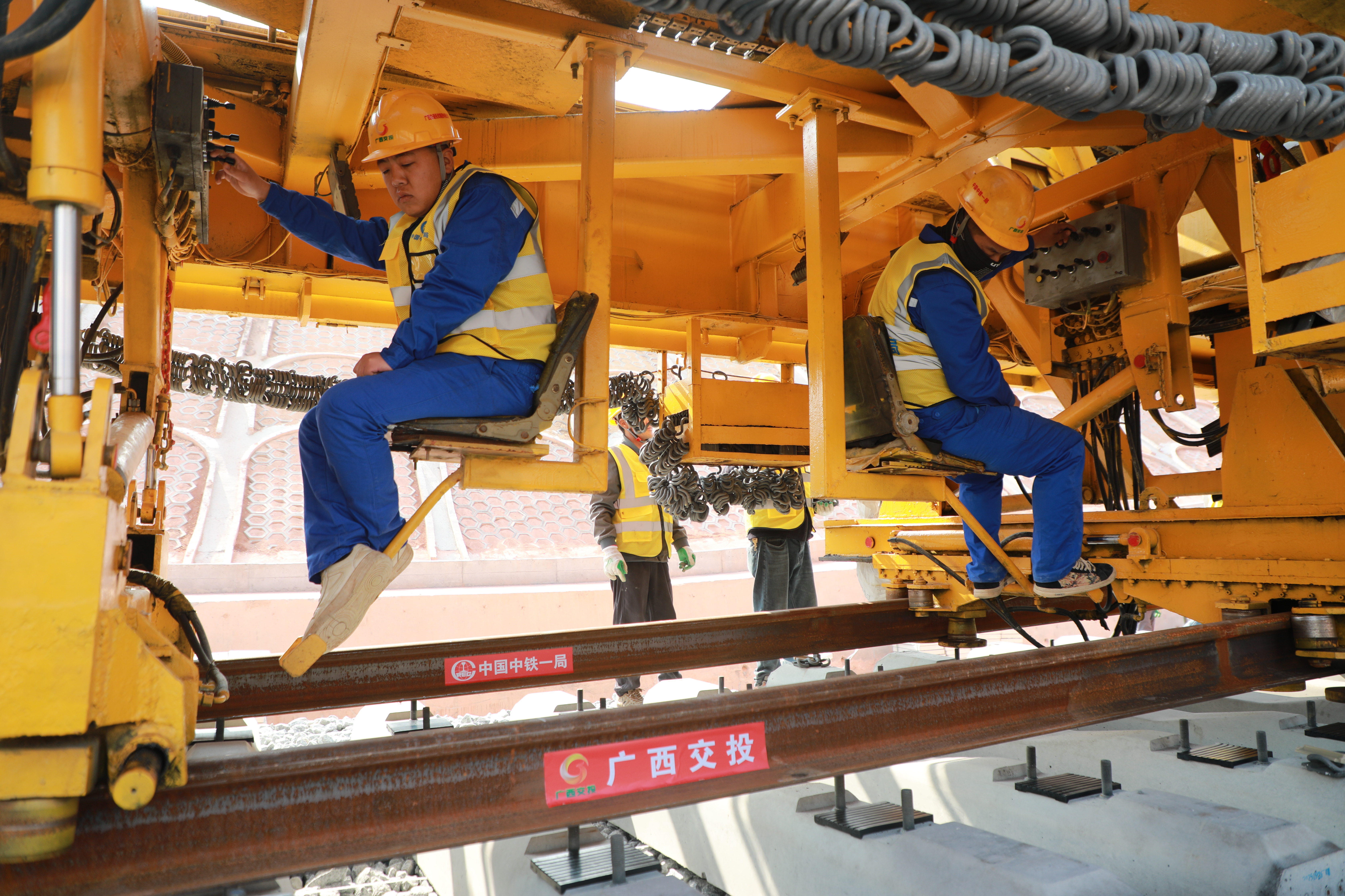 广西柳梧铁路进入全线铺轨阶段 广西柳梧铁路进入全线铺轨阶段
