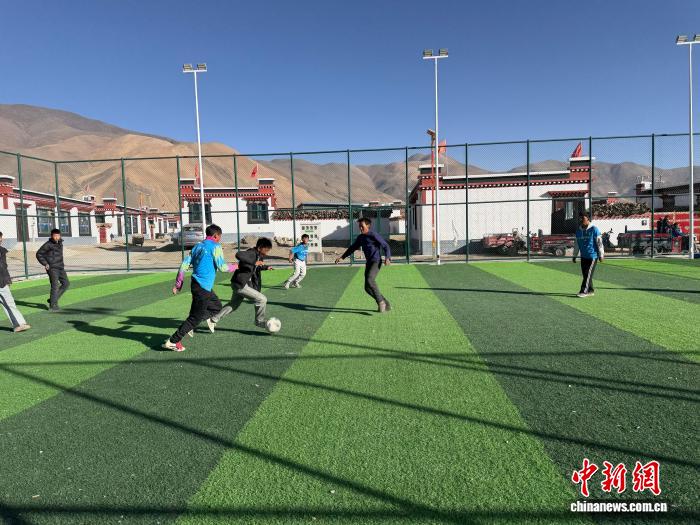 西藏定日震后一周年回访:新居迎新年