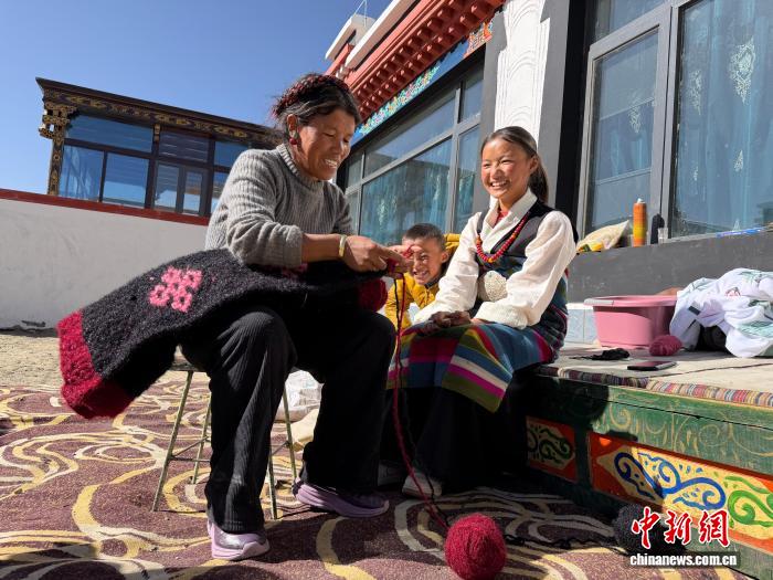 西藏定日震后一周年回访:新居迎新年