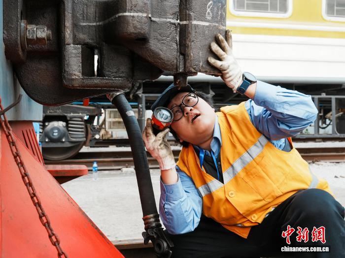 “00后”轨道作业车女司机:钢轨上绽放青春力量
