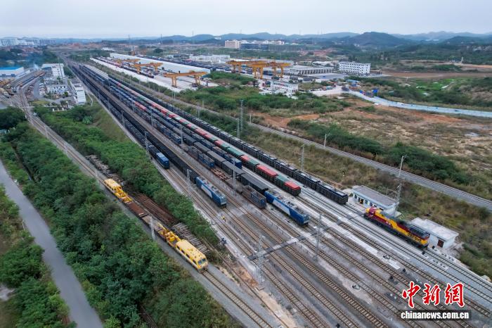 “00后”轨道作业车女司机:钢轨上绽放青春力量