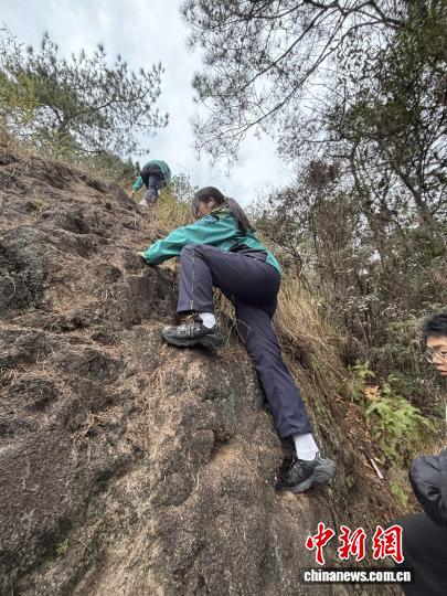 浙江高校上线“丛林穿越”课程 体育课为何放在野外?