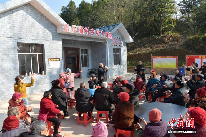 四川阆中:乡村大食堂免费为老人提供饭食和棋牌娱乐