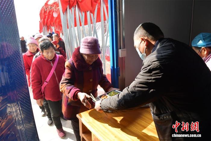 四川阆中:乡村大食堂免费为老人提供饭食和棋牌娱乐