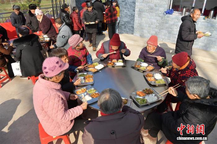 四川阆中:乡村大食堂免费为老人提供饭食和棋牌娱乐