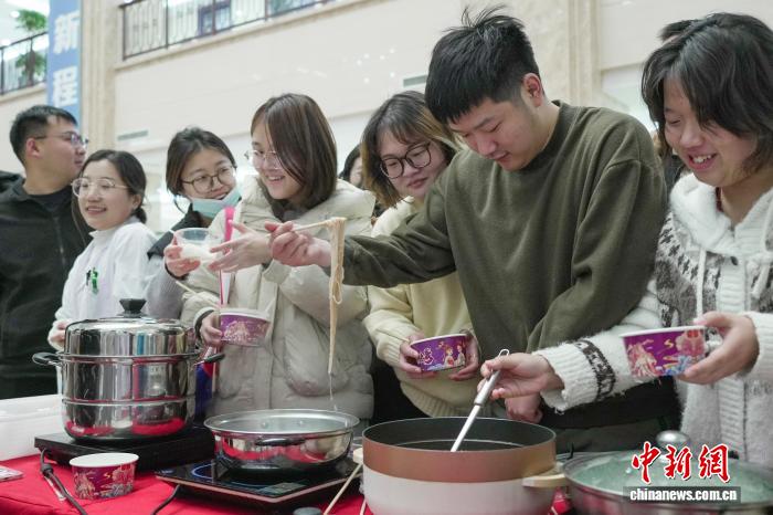 招聘会变“美食节” 河南一高校创新成果受关注