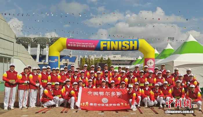 鄂尔多斯“银发团”走出国门徒步,展老年人风采