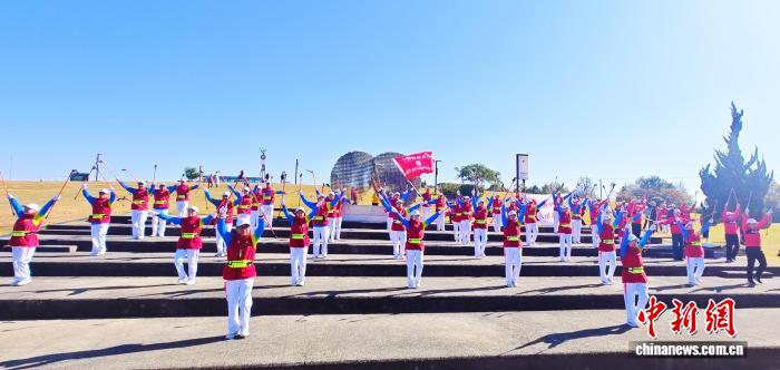 鄂尔多斯“银发团”走出国门徒步,展老年人风采