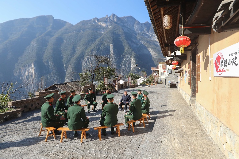 重庆武警官兵组织新兵赴巫山下庄村开展“开年第一课”活动